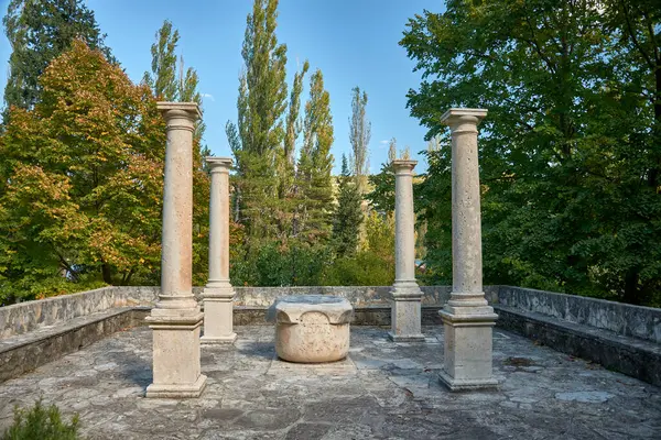 Visovac Gölü 'nün ortasındaki küçük bir adada, Hırvatistan Krka Ulusal Parkı' nda yer alan Visovac Manastırı. Yeşilliklerle çevrili bu tarihi Fransisken manastırı barışçıl bir geri çekilme ve eşsiz bir kültürel deneyim sunuyor.. 