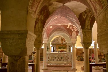İtalya 'daki Treviso Katedrali' nin mahzeninde mermer sütunlar ve zarif mahzenlerden oluşan bir orman bulunuyor. Mezar odasında Treviso 'nun koruyucu azizi Aziz Biagio' nun kalıntıları ve birkaç piskoposun mezarları var..