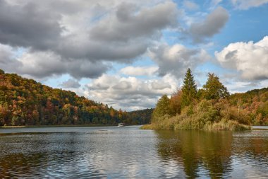Hırvatistan 'ın Plitvice Lakes Ulusal Parkı' ndaki sonbahar sahnesi sonbaharda doğanın nefes kesici dönüşümünü gözler önüne seriyor. Sakin, kristal gibi berrak göller etrafındaki ormanın altın, turuncu ve kırmızı renklerini yansıtıyor.