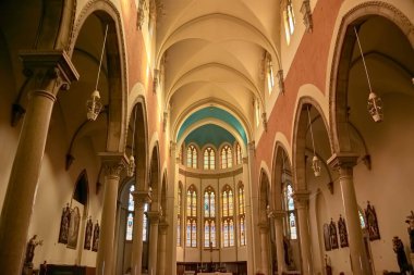 Hırvatistan 'ın Rijeka kentinde bulunan Lourdes Leydisi' nin Capuchin Kilisesi 'nin zarif iç kemerleri. Neo-Gotik tarzda dizayn edilen kemerler kilisenin kutsal alanına ihtişam ve ruhani derinlik katıyor..  