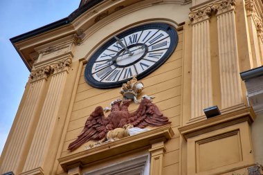 Saat Kulesi, Hırvatistan 'ın Rijeka kentinin merkezindeki Korzo Caddesi' nde bulunan tanınmış bir anıt. Saat Kulesi, çarpıcı sarı cephesi ve kavisli yapısı ile Rijeka 'nın en tanınan simgelerinden biridir..