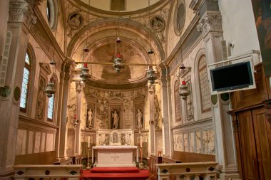 Treviso Katedrali 'nin (Cattedrale di San Pietro Apostolo) sunağı, dini bağlılığın ve sanatsal işçiliğin odak noktası. İtalya, Treviso 'da yer alan sunak, kutsal heykeller ve karmaşık oymalarla zenginleştirilmiş.