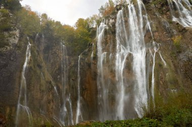Sonbahar sahnesi, Hırvatistan 'daki Plitvice Gölleri Ulusal Parkı' nda sonbaharın canlı renkleriyle çevrili büyüleyici şelaleleri yakalıyor. Yaprakların altın ve turuncu renkleri çağlayan suya karşı sihirli bir kontrast oluşturuyor.