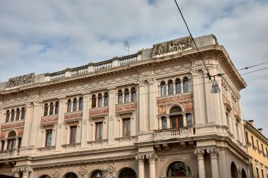Treviso, Veneto 'daki Deutsche Bank binası, modern bankacılık işlevlerini İtalyan mirasının cazibesiyle kusursuz bir şekilde harmanlayan tarihi mimarinin çarpıcı bir örneği olarak duruyor..