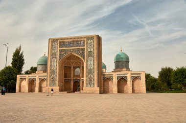 Taşkent, Özbekistan; 16 Eylül 2024; Taşkent, Özbekistan 'daki Hazrati İmam Camii ve Madrasah Kompleksi, İslam mimarisinin dikkate değer bir örneğidir. Bu ikonik alan çarpıcı turkuaz kubbeler, uzun minareler ve karmaşık döşemeler içerir. 