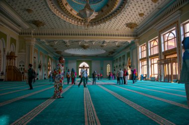 Taşkent, Özbekistan; Eylül, 16. 2024; Özbekistan 'ın Taşkent kentindeki Hazrati İmam Camii' nin namaz salonu, barışçıl ve ruhani bir atmosfer sunan geleneksel bir mavi halıyla süslenmiştir.. 
