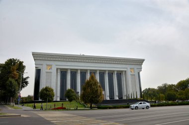 TASHKENT, UZBEKISTAN - 16 Eylül 2024: Amir Timur Meydanı 'nda bulunan Uluslararası Forumlar Sarayı, Özbekistan' ın başkenti Taşkent 'in merkezinde yer alan büyük bir mimari başyapıttır. Bu etkileyici bina uluslararası etkinliğe ev sahipliği yapıyor.