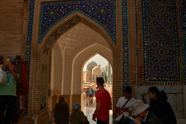 SAMARKAND, UZBEKISTAN; Eylül 19.2024: Semerkand, Özbekistan 'daki Şah-i-Zinda kompleksinin mimari mahzenlerinin görüntüsü, bir kemer yoluyla güzelce çerçevelenmiştir. İpek Yolu 'nun en önemli dini ve tarihi simgelerinden biri olarak.
