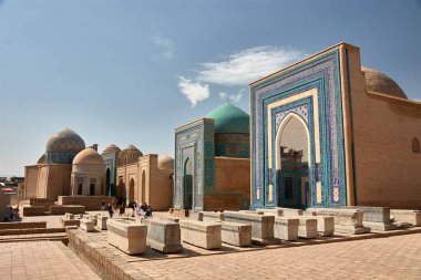 SAMARKAND, UZBEKISTAN; SEPTEMBER, 19.2024: Samarkand, Özbekistan 'daki Şah-i-Zinda kompleksinde yer alan Emir-Zade ve Shadi-Mulk-Aga anıtlarının süslü cepheleri Timurid mimarisinin inanılmaz sanatını sergiliyor. 
