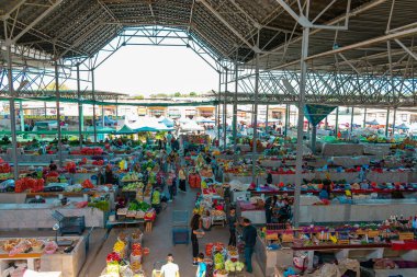 SAMARKAND, UZBEKISTAN; 18, SEPTIEMBRE, 2024: Semerkand, Özbekistan 'daki canlı pazar tarihi İpek Yolu boyunca. Hareketli pazar, taze üretim ve baharatlardan geleneksel el yapımı ürünlere kadar çeşitli ürünler sunan satıcılarla doludur. 
