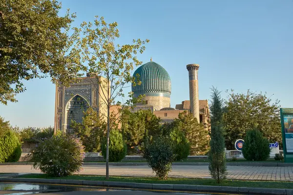 SAMARKAND, UZBEKISTAN - 17 Eylül 2024: Semerkant, Özbekistan 'da bulunan fatih Timur' un (Tamerlane) mezar yeri olan Gur-e-Amir Anıtmezarı 'nın çarpıcı mavi kubbesi ve yüksek minaresi. 