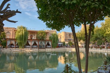 BÜKHARA, UZBEKISTAN; Eylül 19.2024: Özbekistan 'ın Buhara kentindeki Lyabi-Hauz kompleksinin dingin güzelliği. 