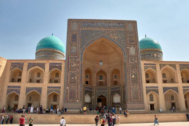 BÜKHARA, UZBEKISTAN; 19,2024: Buhara, Özbekistan 'ın göbeğinde yer alan Kalon Camii, İslam mimarisinin anıtsal bir parçasıdır ve kentin en çok ziyaret edilen turistik merkezlerinden biridir.. 