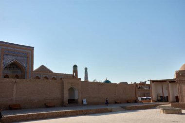 Khiva, Özbekistan; 21 Eylül 2024: Özbekistan 'ın Khiva kentindeki tarihi kale olan Itchan Kala' nın duvarları içindeki antik caddeler ve anıtlar. UNESCO 'nun Dünya Mirası Alanı olarak Itchan Kala, İslam mimarisinin çarpıcı örnekleriyle dolu.,