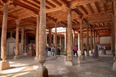Khiva, Özbekistan; 21 Eylül 2024: Özbekistan 'ın eski Khiva kentindeki Juma Camii' nin sakin ve tarihi iç mekanı. Cami, 200 'den fazla ahşap kolona sahip eşsiz mimari tasarımıyla tanınıyor.