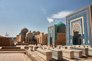 SAMARKAND, UZBEKISTAN; SEPTEMBER, 19.2024: Samarkand, Özbekistan 'daki Şah-i-Zinda kompleksinde yer alan Emir-Zade ve Shadi-Mulk-Aga anıtlarının süslü cepheleri Timurid mimarisinin inanılmaz sanatını sergiliyor.  