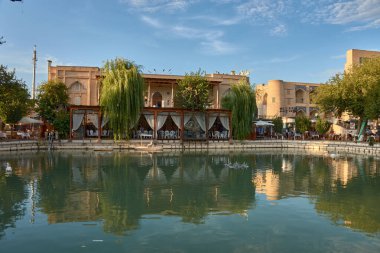 Buhara, Özbekistan; Eylül 19.2024: Özbekistan 'ın Buhara kentindeki Lyabi-Hauz kompleksinin dingin güzelliği. 