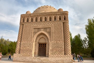 Buhara, Özbekistan; 19 Eylül 2024: Özbekistan 'ın Buhara kentindeki huzurlu bir parkta bulunan Samanid Anıtmezarı, Orta Asya' nın en önemli mimari hazinelerinden biridir. 9. yüzyılda yapılmış.