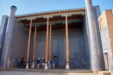 Khiva, Özbekistan; 21 Eylül 2024: Özbekistan 'ın başkenti Khiva' da bulunan Tosh Hovli Sarayı 'nın (Tash Hauli) harem avlusunun güzel dekore edilmiş duvarları. Duvarlar karmaşık İslami süsler ve jöleli fayanslarla süslenmiş.