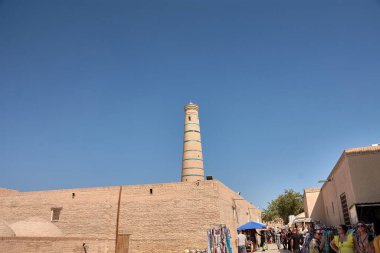 Khiva, Özbekistan; 21 Eylül 2024: Özbekistan 'ın Khiva kentindeki belirgin mavi desenli halkalarıyla bilinen ikonik bir yapı olan İslam Khoja Minaret. Şehrin en uzun minaresi olarak ayakta duran Khiva 'nın eski kasabasının ufuk çizgisine hakim.. 