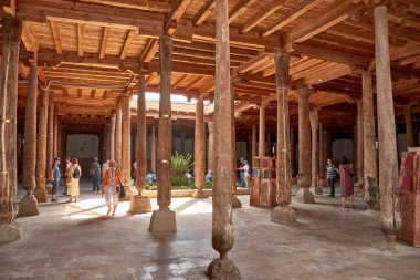 Khiva, Özbekistan; 21 Eylül 2024: Özbekistan 'ın eski Khiva kentindeki Juma Camii' nin sakin ve tarihi iç mekanı. Cami, 200 'den fazla ahşap kolona sahip eşsiz mimari tasarımıyla tanınıyor.