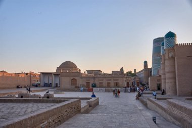 Khiva, Özbekistan; 21 Eylül 2024: Khiva, Özbekistan 'ın tarihi merkez meydanı, antik mimari ve kültür mirasının odak noktası. Meydanın etrafı güzel korunmuş binalarla çevrili.