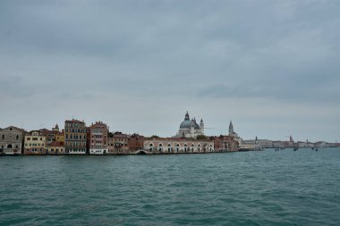 Venedik, İtalya; Ekim, 17, 2024: San Giorgio Maggiore Kilisesi, Venedik 'in simgelerinden biridir. San Giorgio Maggiore 'un küçük adasında yer alan kiliseler beyaz perdeyi ve zarif çan kulesini vuruyor. 