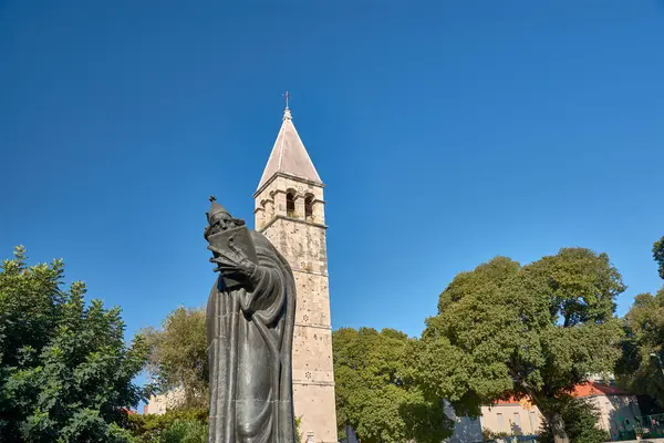 Hırvatistan 'ın Split kenti; 12 bin 2024: Nin' in Gregory heykeli, bu ortaçağ Hırvat piskoposu ve reformcunun mirasını onurlandırarak Hırvatistan 'ın Split kentinde gururla duruyor. 20. yüzyılda dikilen bronz heykel Gregory 'yi komuta pozisyonunda resmediyor.