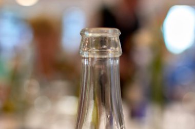 Cam bir boyuna yakın plan, yumuşak bulanık bir arka plan, içecek veya ürün fotoğrafçılığı için ideal..