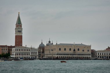 Venedik, İtalya; Ekim, 17, 2024: Venedik 'teki San Giorgio Maggiore adası, ikonik kilisesiyle birlikte. Andrea Palladio tarafından tasarlanan görkemli Rönesans tarzı kilise, adada belirgin bir şekilde duruyor.