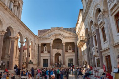 Split, Hırvatistan; Octubre, 12.2024: UNESCO 'nun Dünya Mirası alanı olan Diocletian Sarayı, M.Ö. 4. yüzyılda Roma İmparatoru Diocletian için inşa edilmiş olağanüstü bir antik yapıdır.. 