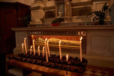 Treviso, Italia; 14 Ekim 2024: Treviso Katedrali 'nde bulunan Aziz Liberal Sandığı, kentin koruyucu azizi onuruna. Aziz Liberale, Altino yakınlarındaki bir Romalı asker, Hristiyanlığa geçti ve münzevi olarak yalnız bir hayatı seçti.. 