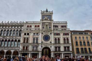 Venedik, İtalya; Ekim, 17.2024: Venedik 'te tarihi bir binanın cephesi, Venedik Cumhuriyeti' ni tanımlayan mimari zenginlik ve ihtişamı gözler önüne seriyor. Tasarımın her öğesi, karmaşık oymalardan dekoratif pencerelere kadar