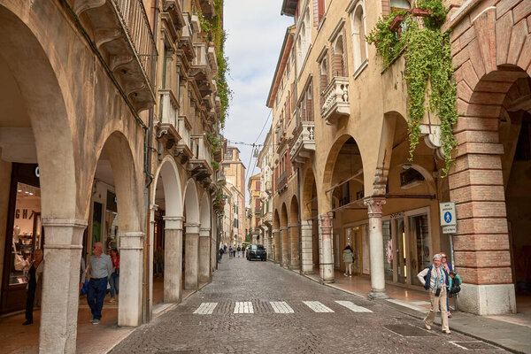 Тревизо, Италия; 14 октября 2024 года: Кальмаджоре - одна из главных и наиболее знаковых улиц Тревизо, Италия, известная своим историческим шармом и бурной атмосферой. Эта живописная улица, обрамленная элегантными зданиями эпохи Средневековья и Возрождения