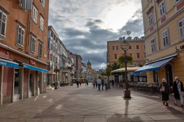 Rijeka, Hırvatistan; 13 Ekim 2024: Saat Kulesi olarak da bilinen Sarı Civic Tower, Hırvatistan 'ın Rijeka kentinin önemli bir simgesi ve tarihi simgesidir. Korzo boyunca yer alan, şehrin hareketli yaya sokağı, sarı kule 