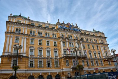 Rijeka, Hırvatistan; 13 Ekim 2024: Adria Sarayı, 1897 yılında inşa edilmiş, Hırvatistan 'ın Rijeka kentindeki tarihi mimarinin çarpıcı bir örneği. Bugün, Hırvatistan 'ın önde gelen feribot şirketi olan Jadrolinija' nın genel merkezi olarak hizmet vermektedir.. 