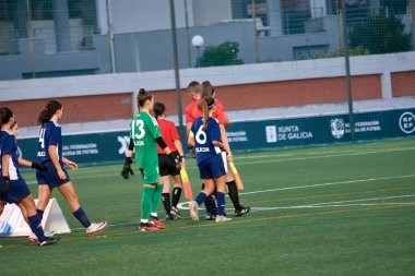 Vigo, Pontevedra, İspanya; 14 Aralık 2024: Fotoğraf Vigo 'da oynanan 16 yaş altı İspanyol Kadınlar Futbol Şampiyonası sırasında Galiçya ve Castilla-La Mancha takımlarının yer aldığı maç öncesi formaliteleri yansıtıyor..