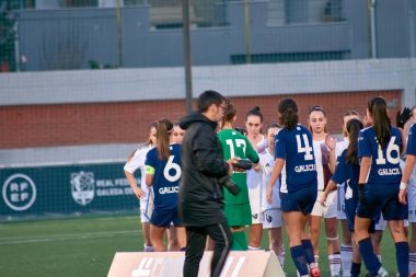 Vigo, Pontevedra, İspanya; 14 Aralık 2024: Fotoğraf Vigo 'da oynanan 16 yaş altı İspanyol Kadınlar Futbol Şampiyonası sırasında Galiçya ve Castilla-La Mancha takımlarının yer aldığı maç öncesi formaliteleri yansıtıyor..