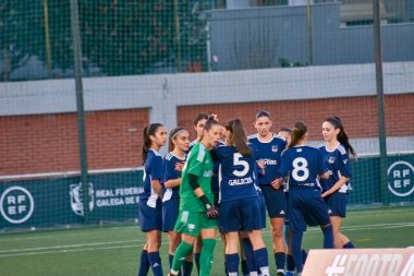 Vigo, Pontevedra, İspanya; 14 Aralık 2024: Fotoğraf Vigo 'da oynanan 16 yaş altı İspanyol Kadınlar Futbol Şampiyonası sırasında Galiçya ve Castilla-La Mancha takımlarının yer aldığı maç öncesi formaliteleri yansıtıyor..