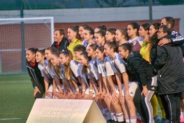 Vigo, Pontevedra, İspanya; 14 Aralık 2024: Fotoğraf Vigo 'da oynanan 16 yaş altı İspanyol Kadınlar Futbol Şampiyonası sırasında Galiçya ve Castilla-La Mancha takımlarının yer aldığı maç öncesi formaliteleri yansıtıyor..
