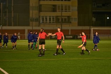 Vigo, Pontevedra, İspanya; 14 Aralık 2024: Galiçya 'nın Castilla-La Mancha ile karşı karşıya geldiği Vigo' da düzenlenen 16 yaş altı İspanyol Kadınlar Futbol Şampiyonası 'nda çekişmeli bir an. İki takım 0-0 biten yoğun ve hızlı bir oyuna giriyorlar. 