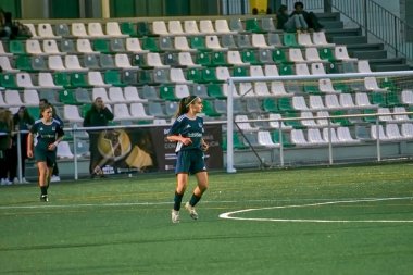 Vigo, Pontevedra, İspanya; 14 Aralık 2024: Galiçya 'nın Castilla-La Mancha ile karşı karşıya geldiği Vigo' da düzenlenen 16 yaş altı İspanyol Kadınlar Futbol Şampiyonası 'nda çekişmeli bir an. İki takım 0-0 biten yoğun ve hızlı bir oyuna giriyorlar. 