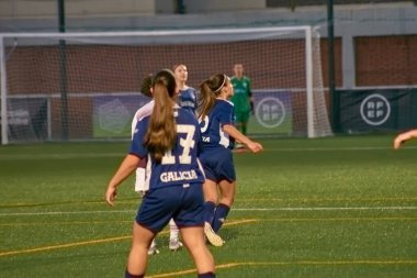 Vigo, Pontevedra, İspanya; 14 Aralık 2024: Galiçya 'nın Castilla-La Mancha ile karşı karşıya geldiği Vigo' da düzenlenen 16 yaş altı İspanyol Kadınlar Futbol Şampiyonası 'nda çekişmeli bir an. İki takım 0-0 biten yoğun ve hızlı bir oyuna giriyorlar. 