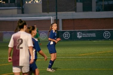 Vigo, Pontevedra, İspanya; 14 Aralık 2024: Galiçya 'nın Castilla-La Mancha ile karşı karşıya geldiği Vigo' da düzenlenen 16 yaş altı İspanyol Kadınlar Futbol Şampiyonası 'nda çekişmeli bir an. İki takım 0-0 biten yoğun ve hızlı bir oyuna giriyorlar. 