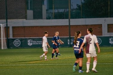 Vigo, Pontevedra, İspanya; 14 Aralık 2024: Galiçya 'nın Castilla-La Mancha ile karşı karşıya geldiği Vigo' da düzenlenen 16 yaş altı İspanyol Kadınlar Futbol Şampiyonası 'nda çekişmeli bir an. İki takım 0-0 biten yoğun ve hızlı bir oyuna giriyorlar. 