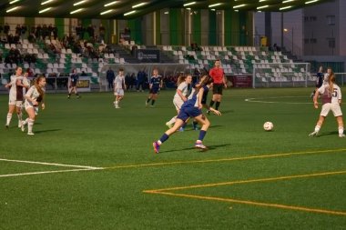 Vigo, Pontevedra, İspanya; 14 Aralık 2024: Galiçya 'nın Castilla-La Mancha ile karşı karşıya geldiği Vigo' da düzenlenen 16 yaş altı İspanyol Kadınlar Futbol Şampiyonası 'nda çekişmeli bir an. İki takım 0-0 biten yoğun ve hızlı bir oyuna giriyorlar. 