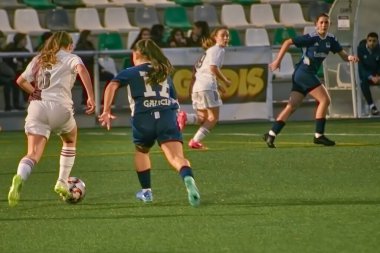 Vigo, Pontevedra, İspanya; 14 Aralık 2024: Galiçya 'nın Castilla-La Mancha ile karşı karşıya geldiği Vigo' da düzenlenen 16 yaş altı İspanyol Kadınlar Futbol Şampiyonası 'nda çekişmeli bir an. İki takım 0-0 biten yoğun ve hızlı bir oyuna giriyorlar. 
