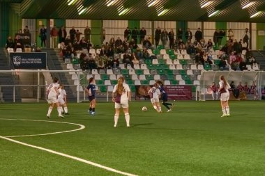Vigo, Pontevedra, İspanya; 14 Aralık 2024: Galiçya 'nın Castilla-La Mancha ile karşı karşıya geldiği Vigo' da düzenlenen 16 yaş altı İspanyol Kadınlar Futbol Şampiyonası 'nda çekişmeli bir an. İki takım 0-0 biten yoğun ve hızlı bir oyuna giriyorlar. 