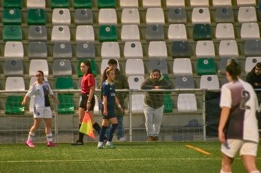 Vigo, Pontevedra, İspanya; 14 Aralık 2024: Galiçya 'nın Castilla-La Mancha ile karşı karşıya geldiği Vigo' da düzenlenen 16 yaş altı İspanyol Kadınlar Futbol Şampiyonası 'nda çekişmeli bir an. İki takım 0-0 biten yoğun ve hızlı bir oyuna giriyorlar. 