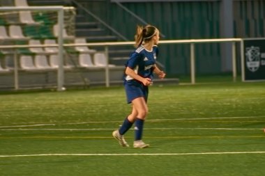 Vigo, Pontevedra, İspanya; 14 Aralık 2024: Galiçya 'nın Castilla-La Mancha ile karşı karşıya geldiği Vigo' da düzenlenen 16 yaş altı İspanyol Kadınlar Futbol Şampiyonası 'nda çekişmeli bir an. İki takım 0-0 biten yoğun ve hızlı bir oyuna giriyorlar. 